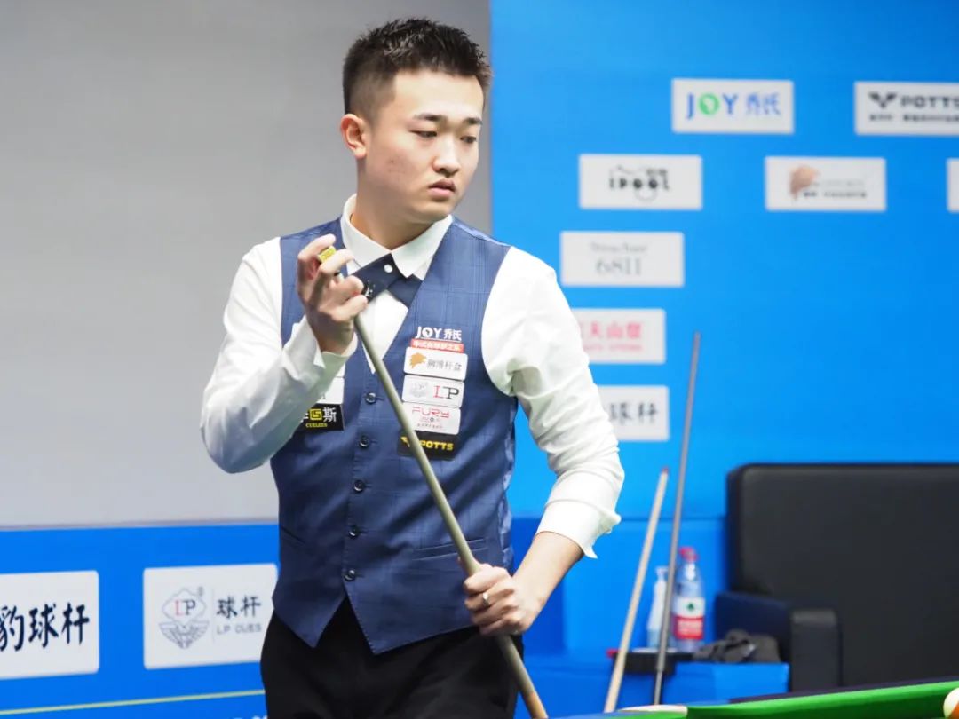 面对两名防 面对两名防